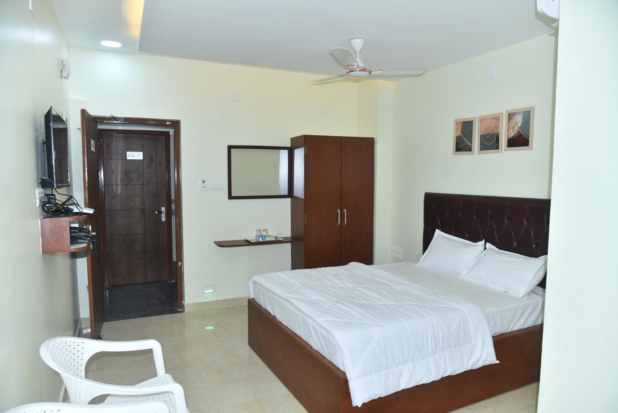 The Paradise Guest Inn Нелур Екстериор снимка